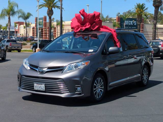 2020 Toyota Sienna XLE FWD photo