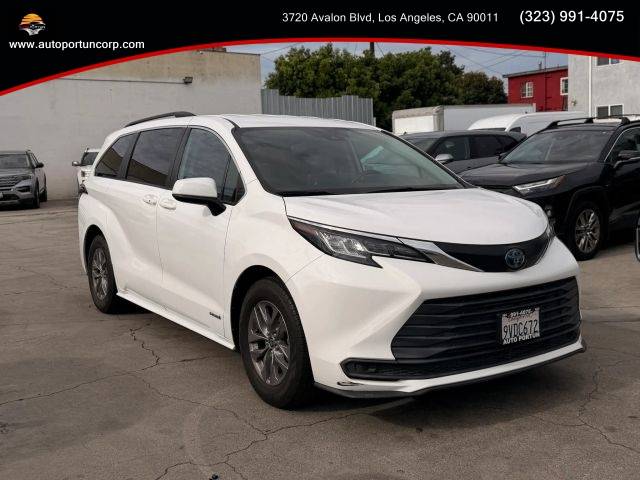 2021 Toyota Sienna LE FWD photo
