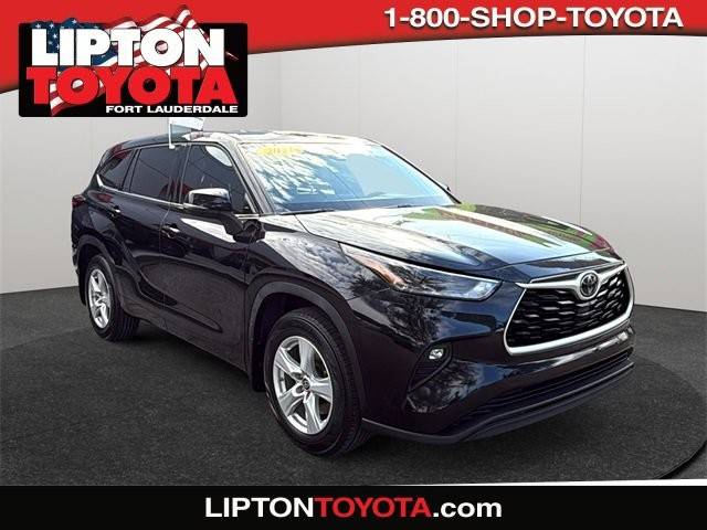 2021 Toyota Highlander LE FWD photo