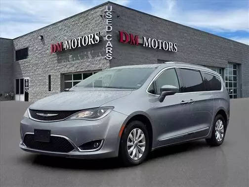 2019 Chrysler Pacifica Minivan Touring L FWD photo