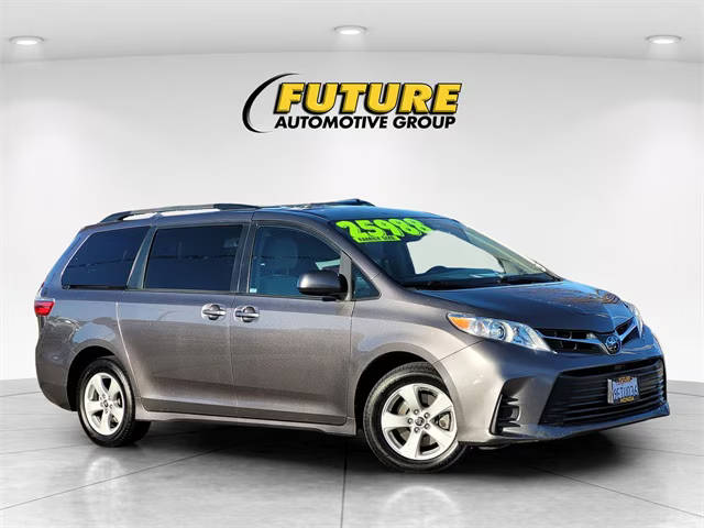 2020 Toyota Sienna LE FWD photo