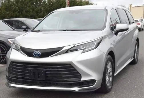 2021 Toyota Sienna LE FWD photo