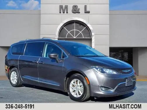 2020 Chrysler Pacifica Minivan Touring L FWD photo