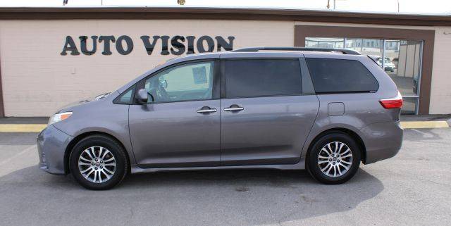 2019 Toyota Sienna XLE FWD photo