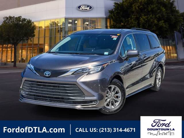 2021 Toyota Sienna LE FWD photo