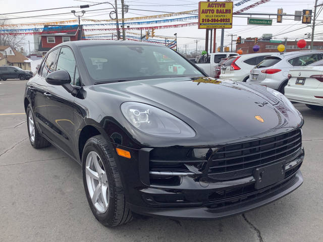 2021 Porsche Macan  AWD photo