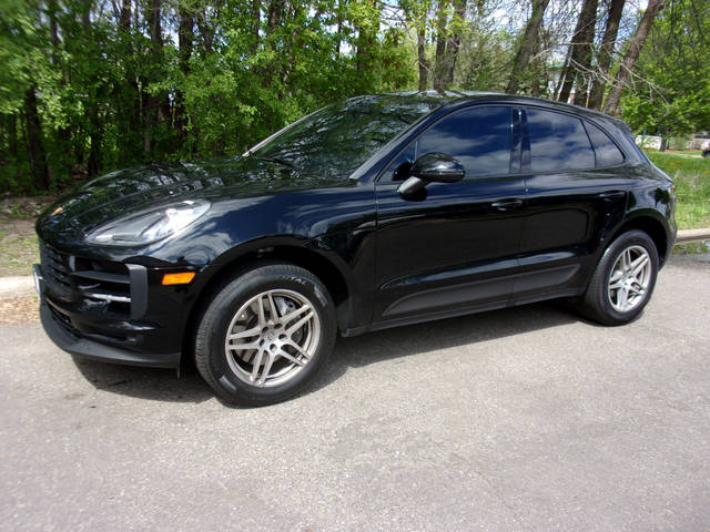 2021 Porsche Macan  AWD photo