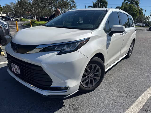 2021 Toyota Sienna XLE FWD photo