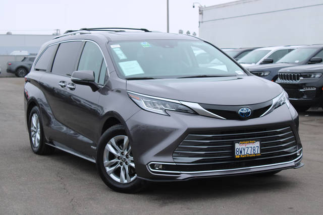 2021 Toyota Sienna Limited FWD photo