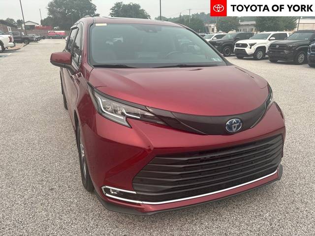 2021 Toyota Sienna XLE FWD photo