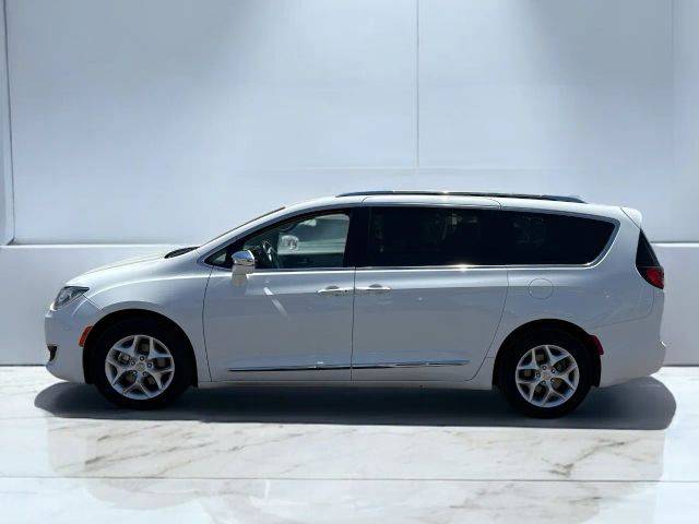 2020 Chrysler Pacifica Minivan Limited FWD photo