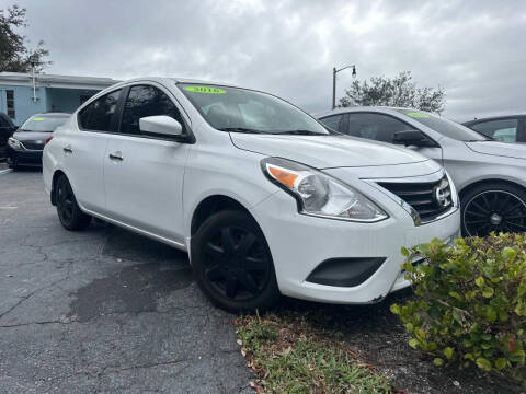 2016 Nissan Versa SV FWD photo