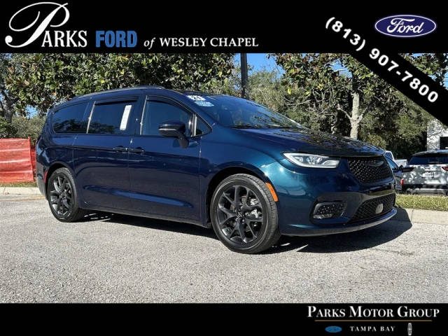 2021 Chrysler Pacifica Minivan Touring FWD photo