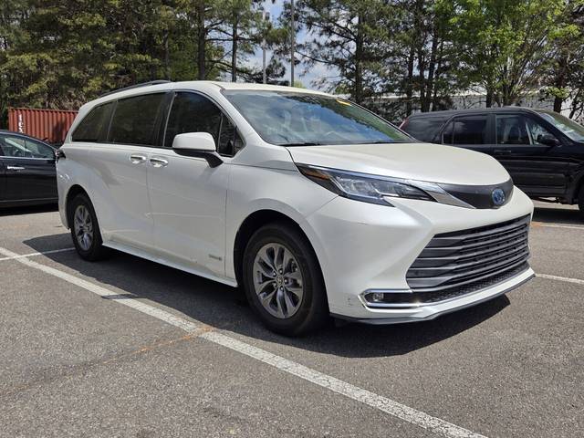 2021 Toyota Sienna XLE FWD photo