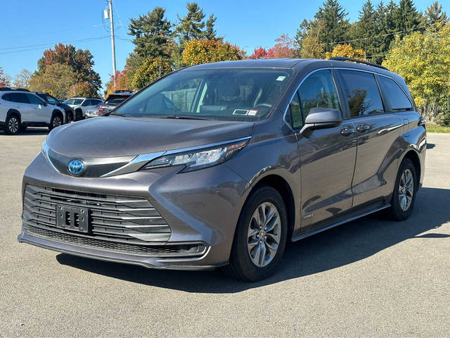 2021 Toyota Sienna LE FWD photo