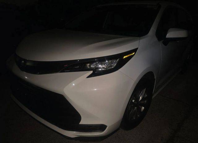 2021 Toyota Sienna LE FWD photo