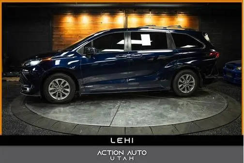 2021 Toyota Sienna XLE FWD photo