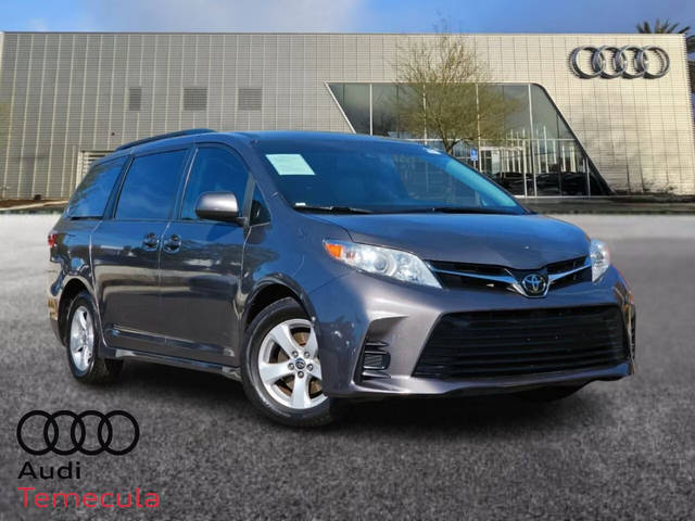 2020 Toyota Sienna LE FWD photo