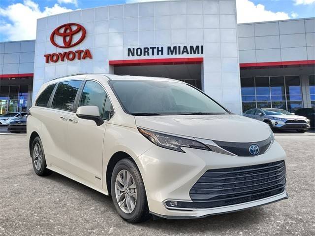 2021 Toyota Sienna XLE FWD photo