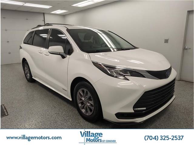 2021 Toyota Sienna LE FWD photo