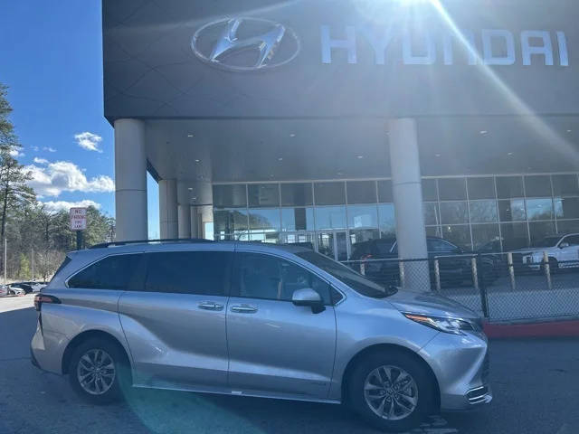 2021 Toyota Sienna XLE FWD photo