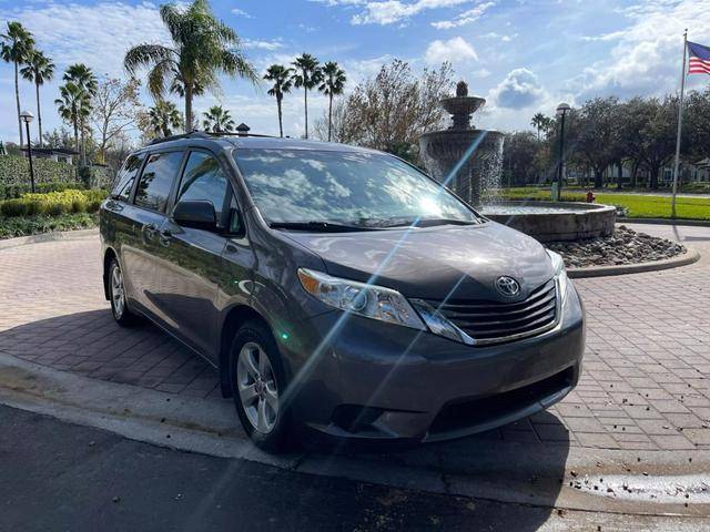 2015 Toyota Sienna LE FWD photo