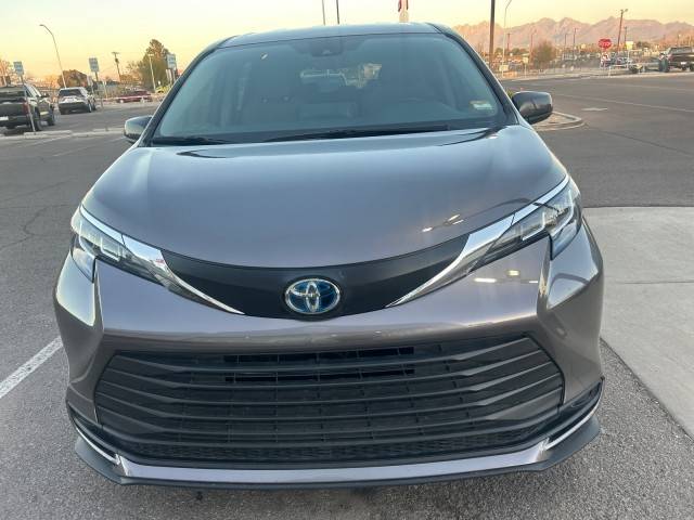 2021 Toyota Sienna LE FWD photo