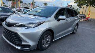 2021 Toyota Sienna LE FWD photo