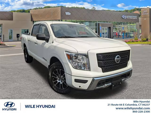 2021 Nissan Titan SV 4WD photo