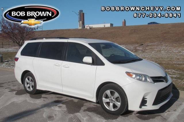 2020 Toyota Sienna LE FWD photo