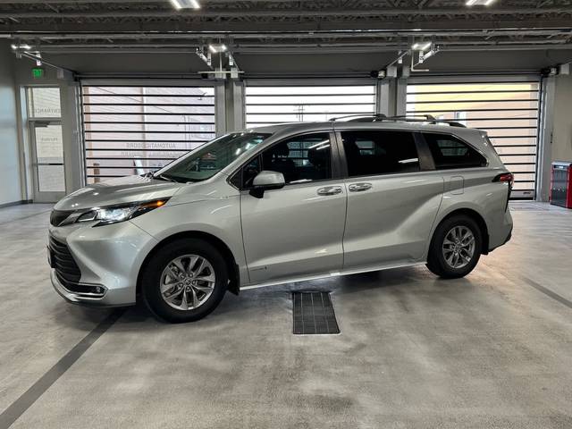2021 Toyota Sienna XLE FWD photo