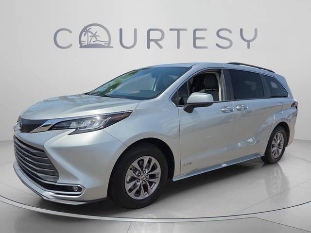 2021 Toyota Sienna XLE FWD photo