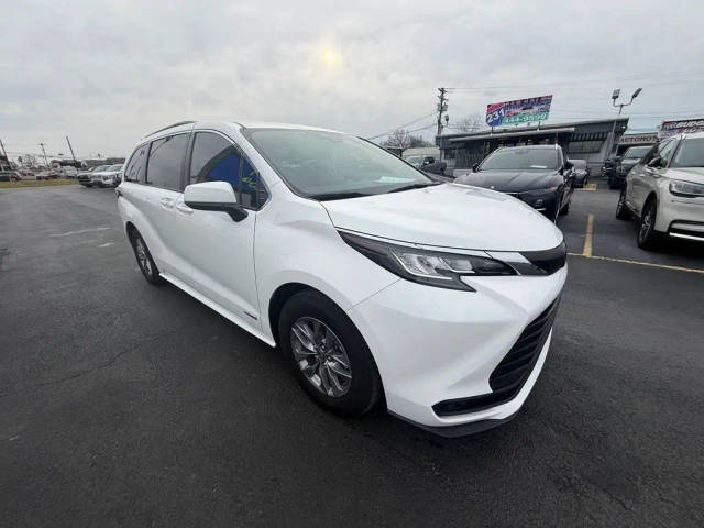 2021 Toyota Sienna LE AWD photo