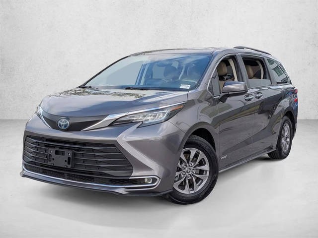 2021 Toyota Sienna XLE FWD photo