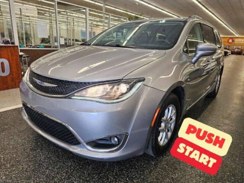 2020 Chrysler Pacifica Minivan Touring L FWD photo