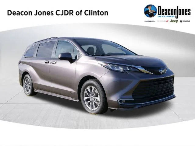 2021 Toyota Sienna XLE FWD photo
