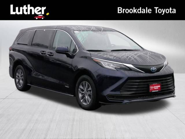 2021 Toyota Sienna LE FWD photo