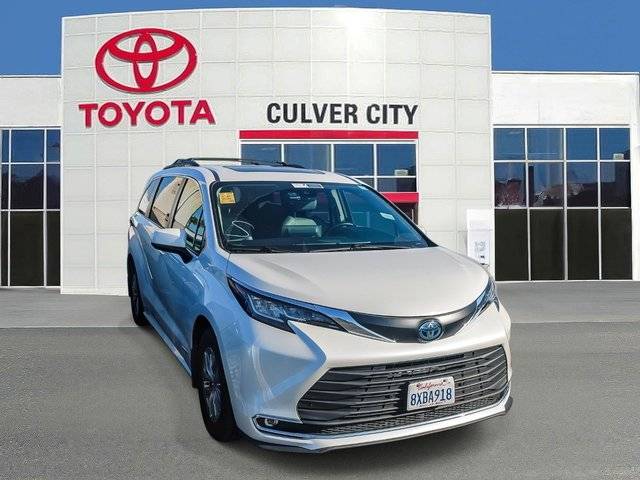 2021 Toyota Sienna XLE FWD photo