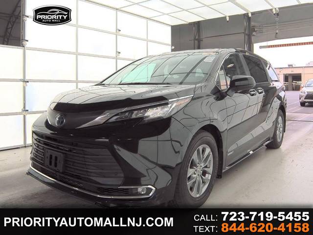 2021 Toyota Sienna XLE FWD photo