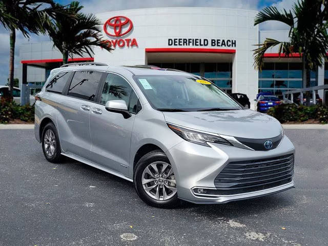 2021 Toyota Sienna XLE FWD photo