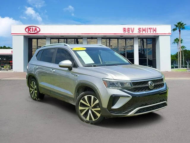 2022 Volkswagen Taos SE FWD photo