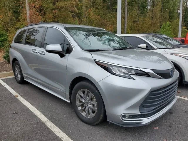 2021 Toyota Sienna XLE FWD photo