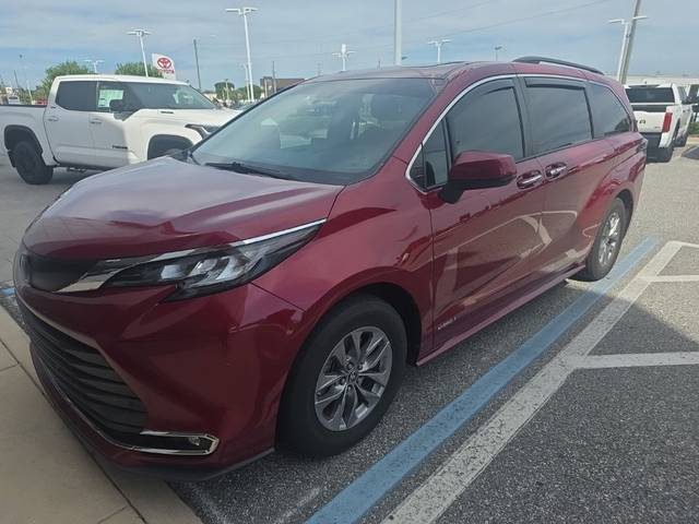 2021 Toyota Sienna XLE FWD photo