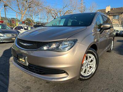 2017 Chrysler Pacifica Minivan Touring FWD photo