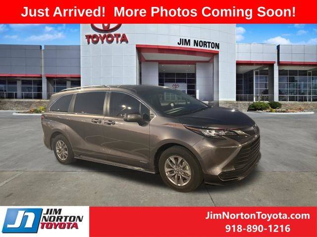 2021 Toyota Sienna LE FWD photo