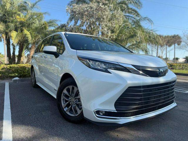2021 Toyota Sienna XLE FWD photo