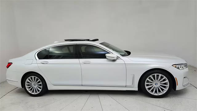 2022 BMW 7 Series 740i RWD photo