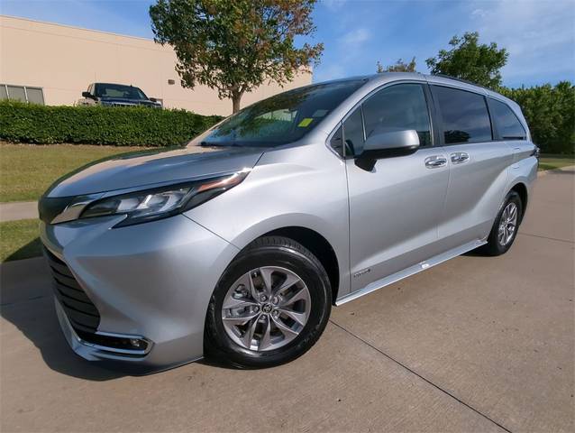 2021 Toyota Sienna XLE FWD photo