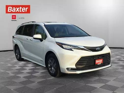 2021 Toyota Sienna XLE FWD photo