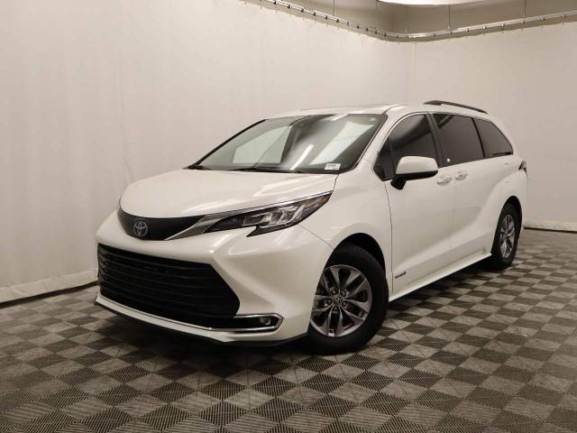 2021 Toyota Sienna XLE FWD photo